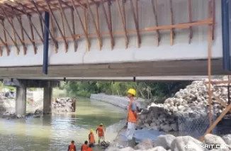 Pekerja sedang memasang batu bronjong