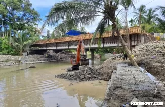 Jembatan Kiambang yang dikerjakan PT. Arupadhatu Adisesanti senilai Rp. 24 Miliar