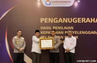 Perwakilan Polres Tulungagung AKP Maga Fidri Isdiawan saat menerima penghargaan dari Ombudsman perwakilan Jawa Timur