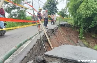 Kondisi Ruas jalan penghubung Karangrejo - Sendang yang terkena Longsor