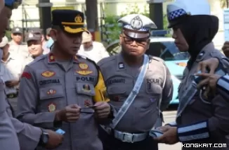 Waka Polres Tulungagung saat memeriksa kelengkapan anggota Polres Tulungagung