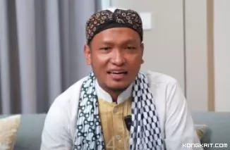 Ustadz Salim A Fillah Berikan Beasiswa untuk Anak Penjual Es Teh yang Dihina Gus Miftah