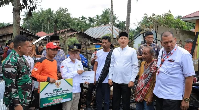 Bupati Sabar AS Serahkan Bantuan untuk Korban Kebakaran di Padang Gelugur