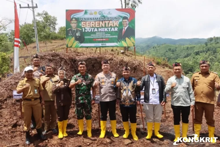 Polres Tulungagung melakukan penanaman jagung di Perkebunan PT Indoco Dusun Sumberingin Desa Nyawangan Kecamatan Sendang