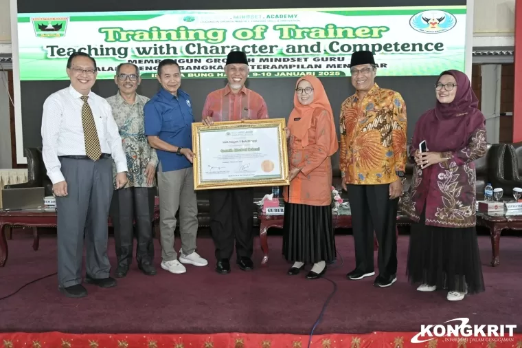 Gubernur Mahyeldi Buka Pelatihan Mengajar Berbasis Growth Mindset untuk Guru SMA 1 Bukittinggi