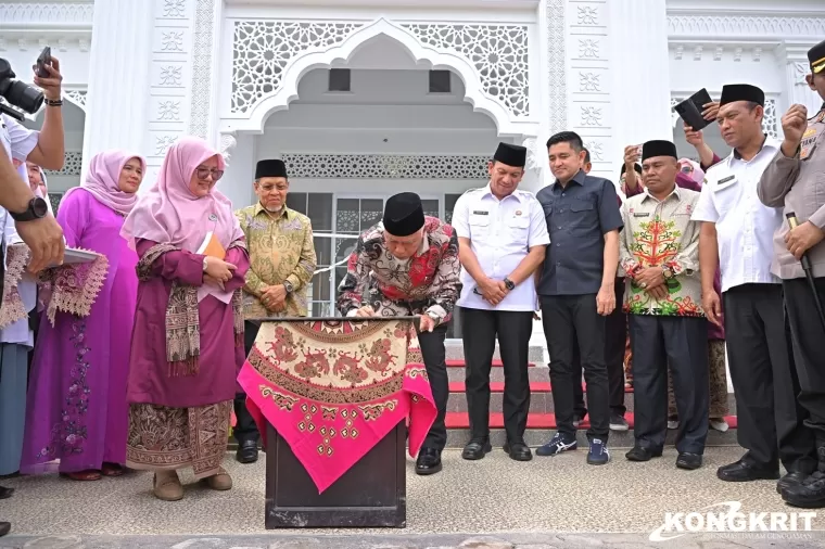 Gubernur Mahyeldi Resmikan Masjid SMAN 1 Sumbar Menjadi Pusat Pembentukan Pelajar Seutuhnya