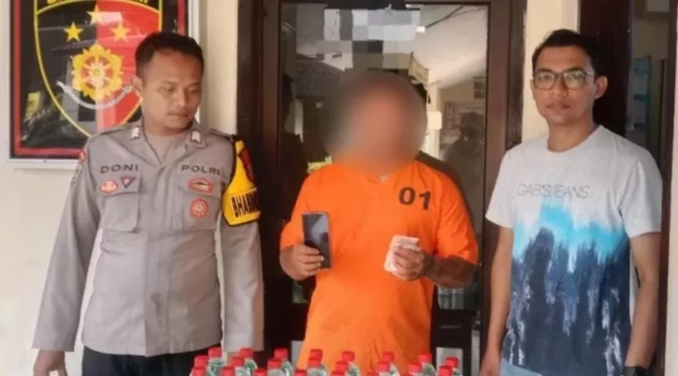 FM bersama BB miras arak Bali diamankan di mapolsek Ngunut