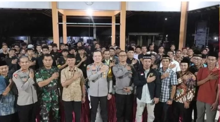 Kapolres Tulungagung didampingi Kapolsek Boyolangu (tengah) foto bersama dengan tokoh paguyuban pencak silat, Toga, Tomas di wilayah Kecamatan Boyolangu