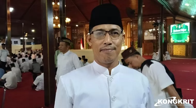 Ketua PCNU Kabupaten Tulungagung, KH Bagus Ahmadi saat diwawancarai wartawan di acara Sholawat Akbar di pendopo Kongas Arum Kusumaning Bongso