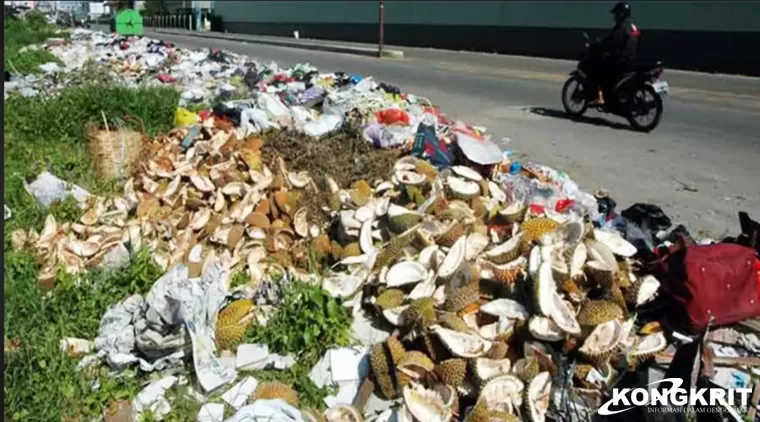 Musim Durian Meningkatkan Volume Sampah di Kota Padang