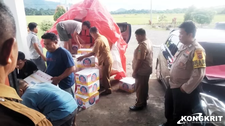 Pemprov Sumbar Salurkan Bantuan untuk Warga Terdampak Banjir di Nagari Duku, Pesisir Selatan