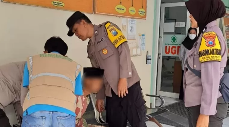 Petugas Polsek Boyolangu saat mengamankan ODGJ yang mengamuk