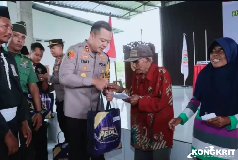 Kapolres Tulungagung AKBP Muhammad Taat saat menyerahkan paket sembako kepada warga masyarakat