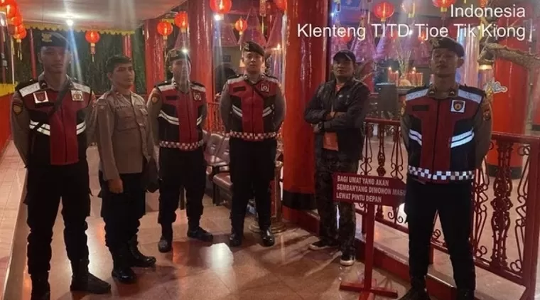 Personel Polres Tulungagung saat pengamanan di Klenteng Tjoe Tik Kiong