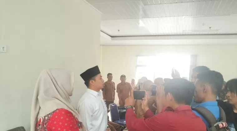 Puluhan Tenaga Kontrak Daerah Datangi DPRD Pasaman Sampaikan Aspirasi