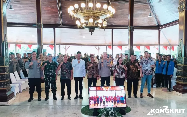 Foto dari kiri : Wakapolres, Kasdim 0807, Ahmad Baharudin, Gatut Sunu, Pj Bupati Tulungagung, Kapolres Tulungagung, Kalanri, Sekdakab, Kasi Intel Kejari foto bersama di acara Rembug Kamtibmas