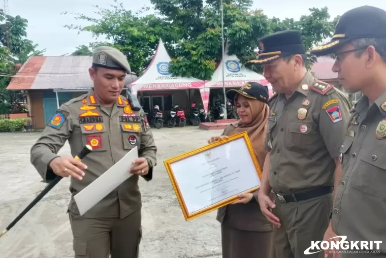 Satpol PP Kota Padang Raih Penghargaan atas Laporan Keuangan Tercepat dan Kinerja Terbaik 2024