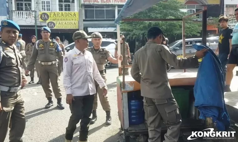 Satpol PP Kota Padang Tertibkan PKL di Kawasan Permindo untuk Ciptakan Ketertiban