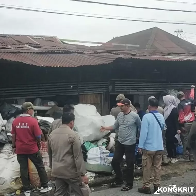 Satpol PP Padang Tertibkan Pengepul Barang Bekas di Kawasan Kalawi