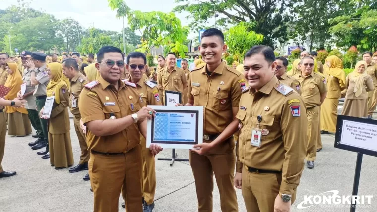 Sebanyak 14 ASN di Lingkungan Balai Kota Padang Terima Penghargaan Pegawai Terbaik