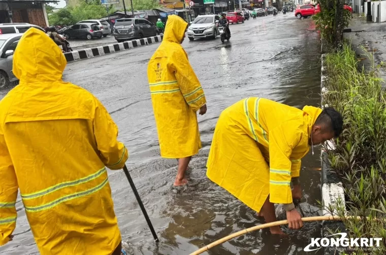 TRC Dinas PUPR Kota Padang Bersihkan Drainase untuk Cegah Genangan Air