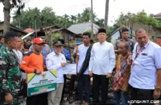 Bupati Sabar AS Serahkan Bantuan untuk Korban Kebakaran di Padang Gelugur