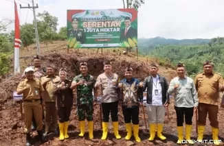 Polres Tulungagung melakukan penanaman jagung di Perkebunan PT Indoco Dusun Sumberingin Desa Nyawangan Kecamatan Sendang