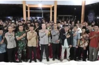 Kapolres Tulungagung didampingi Kapolsek Boyolangu (tengah) foto bersama dengan tokoh paguyuban pencak silat, Toga, Tomas di wilayah Kecamatan Boyolangu