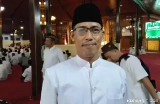 Ketua PCNU Kabupaten Tulungagung, KH Bagus Ahmadi saat diwawancarai wartawan di acara Sholawat Akbar di pendopo Kongas Arum Kusumaning Bongso