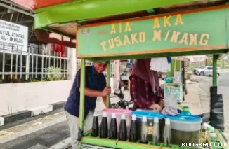 Kisah Sederhana di Balik Segelas Agar-Agar, Ketekunan Penjual Minuman di Muaro Sijunjung