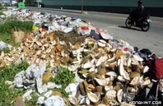 Musim Durian Meningkatkan Volume Sampah di Kota Padang