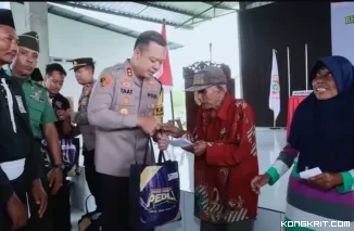 Kapolres Tulungagung AKBP Muhammad Taat saat menyerahkan paket sembako kepada warga masyarakat