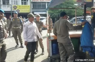 Satpol PP Kota Padang Tertibkan PKL di Kawasan Permindo untuk Ciptakan Ketertiban