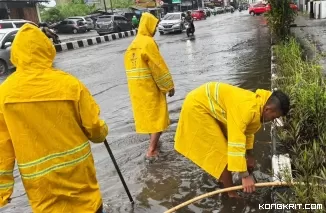 TRC Dinas PUPR Kota Padang Bersihkan Drainase untuk Cegah Genangan Air