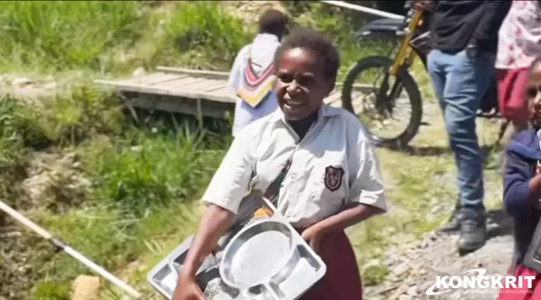 Aksi Anak-Anak Papua Bersama Program Makan Bergizi Gratis, Tampak Penuh Antusias