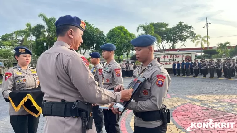 Berprestasi di Tingkat Daerah dan Nasional, 2 Personil Batalyon A Brimob Kaltim Terima Penghargaan Komandan Satuan