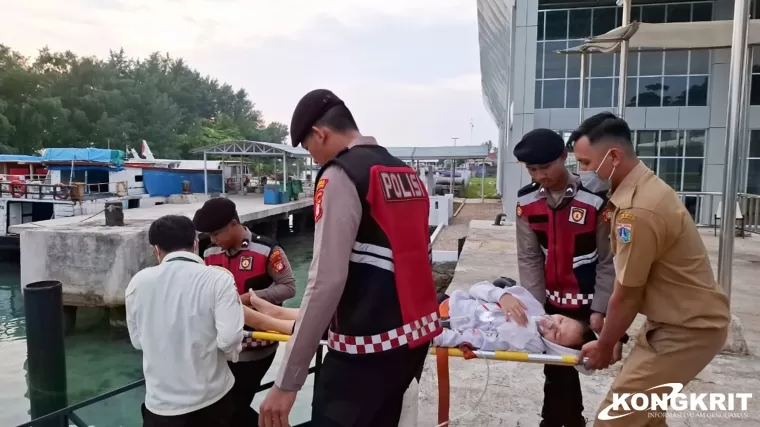 Bhabinkamtibmas Pulau Tidung dan Samapta Polres Kepulauan Seribu Evakuasi Siswa SMKN 61 Jakarta yang Tenggelam di Perairan Jembatan Cinta