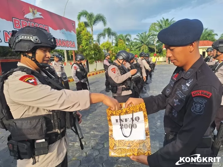 Brimob Paser Gelar Program Rutin Infaq 2000 untuk Tebarkan Sedekah kepada Masyarakat