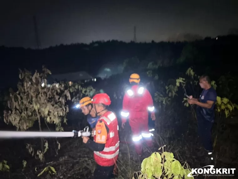 Brimob Polda Kaltim Bersama BPBD dan Relawan Cepat Padamkan Karhutla di Sepinggan Balikpapan