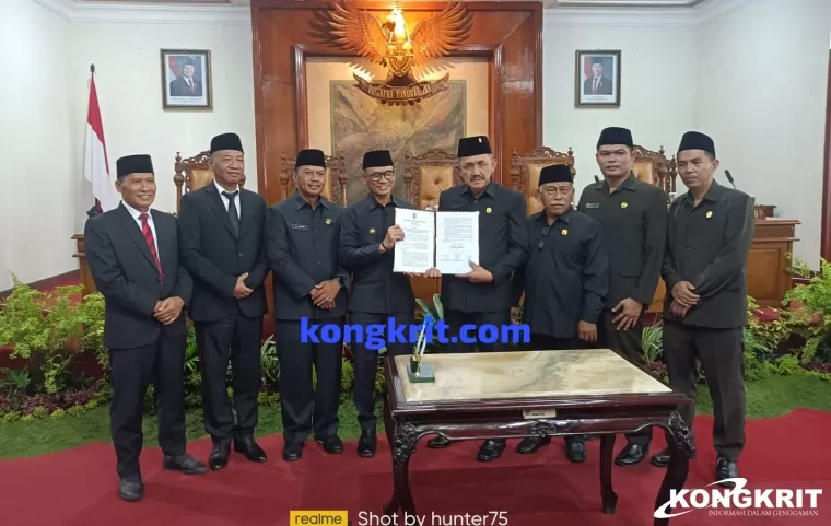 foto dari kiri : Wabup terpilih Ahmad Baharudin, Bupati terpilih Gatut Sunu Wibowo, Sekdakab Tri Hariadi, Pj Bupati Heru Suseno, Ketua DPRD Marsono, Wakil Ketua DPRD Abdullah Ali Munib, Ebin Sunaryo, Sabar.