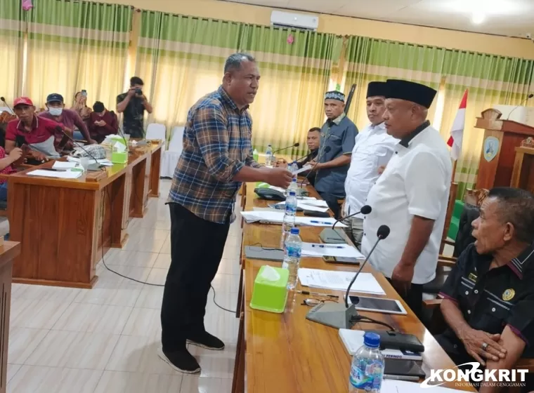 Forum Eks Tenaga Harian Lepas (THL) Nagekeo Serahkan Empat Poin Tuntutan kepada DPRD Nagekeo