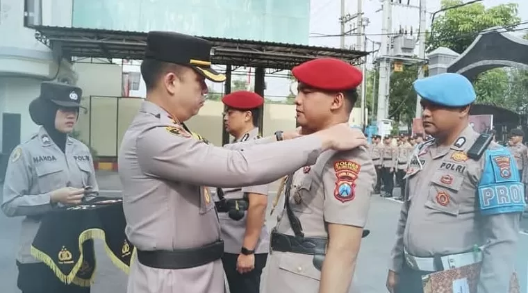 Kapolres Tulungagung AKBP Muhammad Taat Resdi memimpin Upacara Sertijab Kasat Resnarkoba di halaman Mapolres setempat