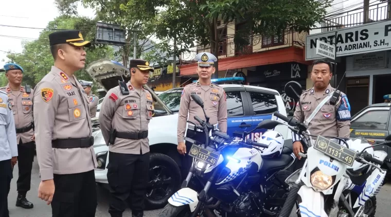 Kapolres Tulungagung didampingi Wakapolres dan Kanit Gakkum SatLantas Polres Tulungagung mengecek kesiapan personel dan sarana prasarana operasi keselamatan Semeru 2025 di halaman Mapolres