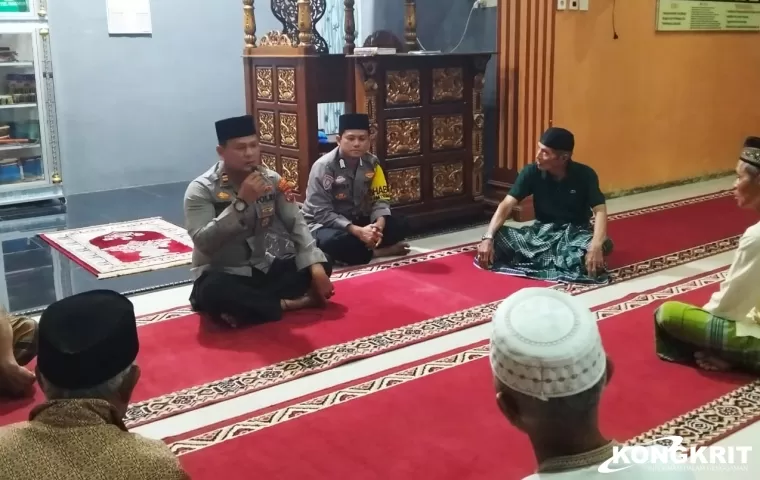 Kapolsek Pancung Soal dan Anggota Laksanakan Sholat Subuh Bersama Warga di Masjid Baitul Makmur