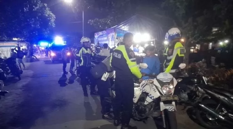 Personel gabungan Polres Tulungagung saat merazia pengendara motor