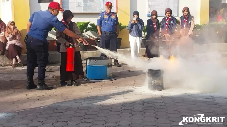 Pemadam Kebakaran Padang Edukasi Siswa dan Tenaga Pendidik di SMP Negeri 8 dalam Program Damkar Goes to School