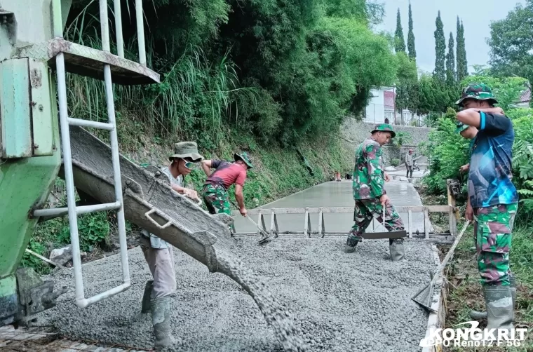 Satgas TMMD ke 123 Kodim 0807 Tulungagung bersama warga masyarakat saat mengerjakan rabat jalan di Desa Nglurup Kecamatan Sendang