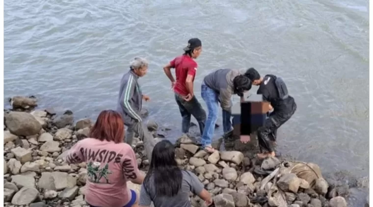 Personel Polres Tulungagung bersama warga menolong korban yang terjun ke sungai Brantas