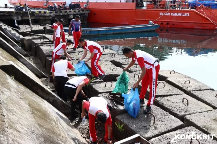 Polres Kepulauan Mentawai Gelar Aksi Bersih-Bersih di Dermaga Tuapejat dan Pantai Jati