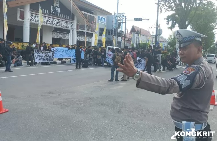 Polresta Balikpapan Amankan Unjuk Rasa Akamsi di Halaman Gedung DPRD